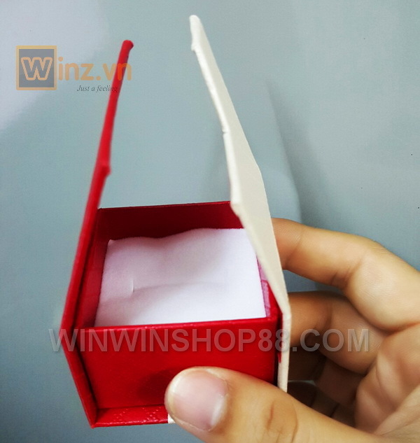 Hop-qua-hinh-vuong-V2-dung-nhan