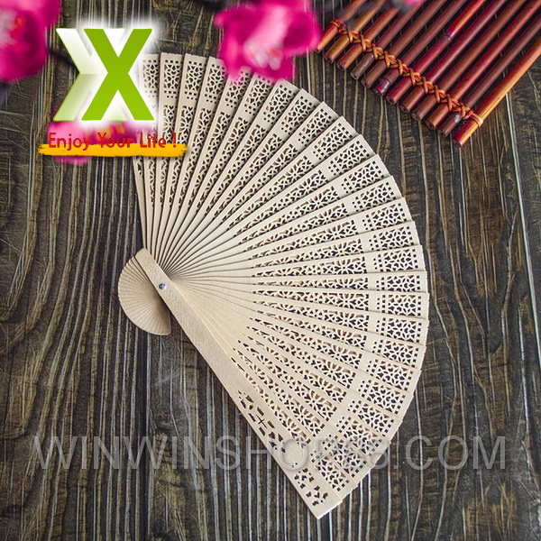 Quạt xếp gỗ họa tiết cầm tay phong cách cổ trang Quận 12